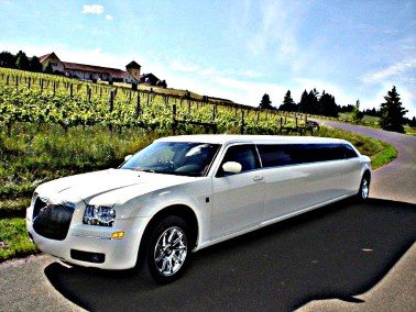 Picture of Limo of CT white Chrysler stretch limo
